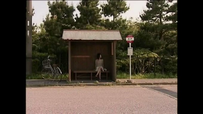 バス停に女が一人。
何処か、気忙しくバス停の小窓から向こう側を覗く。
バスを待っているのか…。

いや、そこにやって来たのは一人の男。

女の隣に座り男の手は女の太ももを這い下着を搔い潜りジメジメと湿気る穴へ向う。

そして二人は関を切ったように人目を憚らず欲情の波に吞まれていく…。 https://t.co/XxH1KENed3