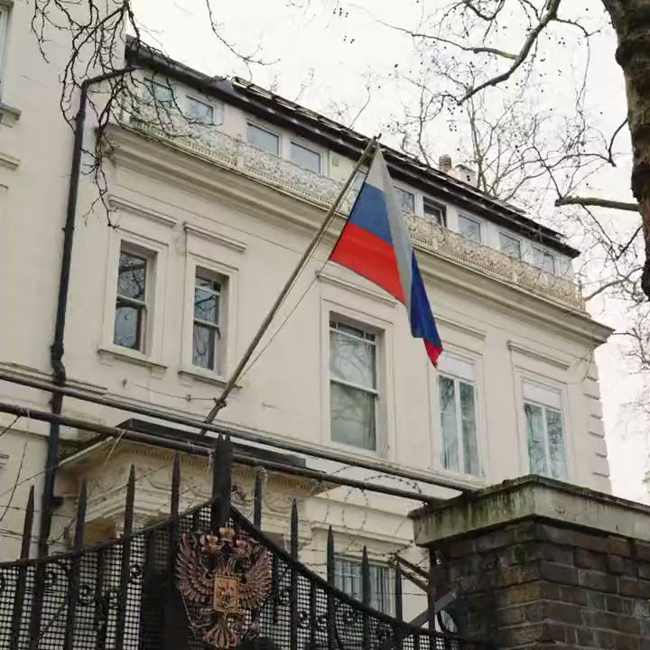 Посольство в лондоне. Посольство России в Лондоне. Посольство Украины в Лондоне. Посольство Британии в д. Цветы к российским посольствам.
