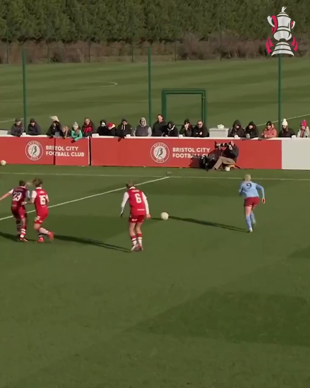 A screamer from Angeldahl 😱

#WomensFACup @ManCityWomen”