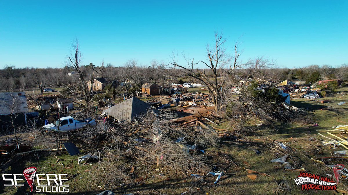 農場は破壊され、家畜はサンダーバード湖近くのノーマン OK のちょうど北東で殺されました。今日、
ここオクラホマ州の非常に悲しいシーン 