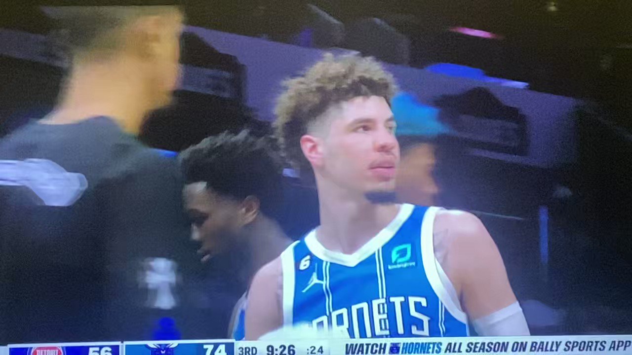 LaMelo Ball tem fratura no tornozelo e está fora da temporada