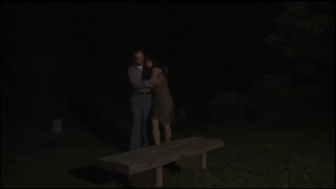 真夏の夜の公園のベンチで秘部を愛撫し合う男女。 誰もいない公園。しかし誰かがいるかもしれない。 そんなスリルを味わいながら情事に及ぶ二人。 スリルは更に二人の欲情を高めていく…。