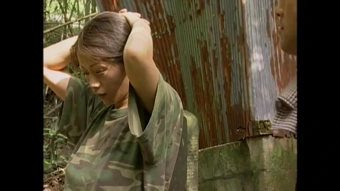 手足を縛られ自由を奪われた女兵士。 男達は無常にも襲い掛かる…。 悲運の女兵士に待ち受ける非情な運命…。