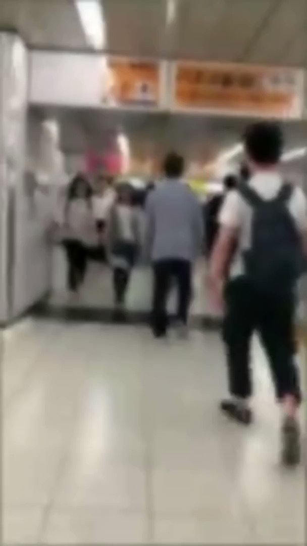 【悲報】新宿にて女性にばかり意図的にぶつかる男、現る