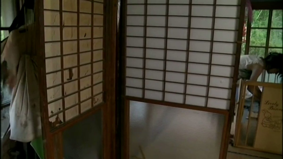 赤子をあやす若妻に危険が迫っていた…。 男が物陰に隠れ手には包丁を握りしめている。 部屋を移る刹那。若妻は視界の端にそれを捉えた。 だが…。