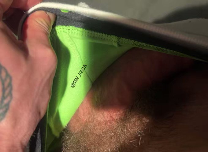 Diciéndome guarradas en el gym así me deja la polla dura @mig_maes ?? https://t.co/fpE70zMbYn ?? #gay