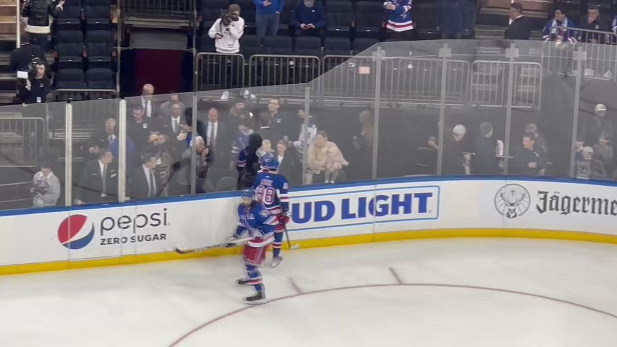 Patrick Kane has moment with girlfriend, son before Rangers debut