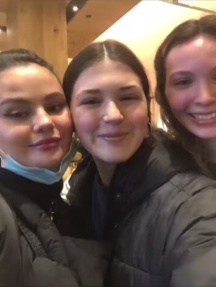 📹 February 24: Selena Gomez with fans today at Aritzia in New York