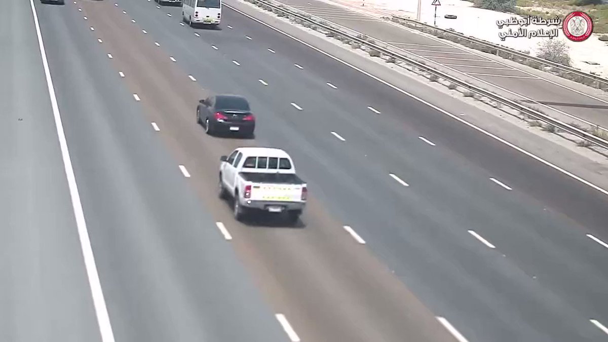 موقع 24 الإخباري | #شرطة_أبوظي تنشر فيديو يوضح خطورة التوقف في وسط الطريق والانشغال أثناء القيادة