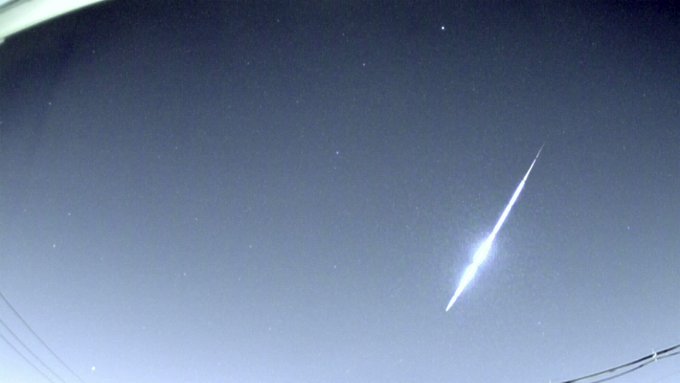 昨夜(2023/03/05-06)火球を検出しました。出現時刻01h26m57.2s(JST) 発光点(α:231.94
