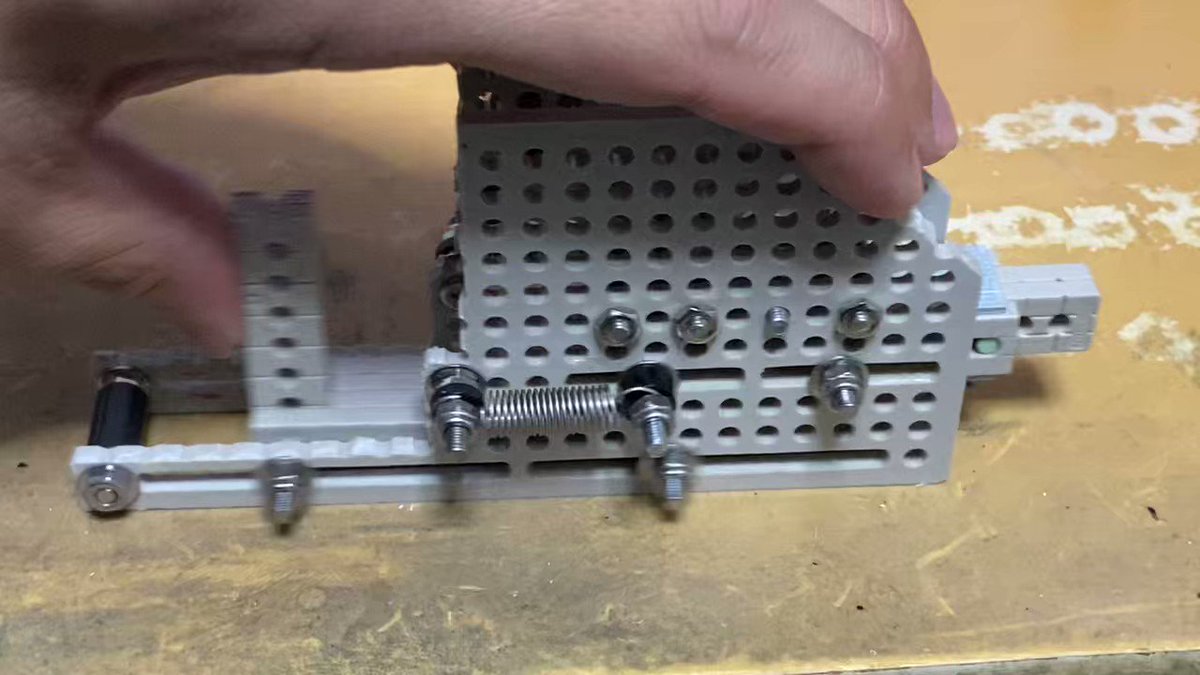 パワーイクス（正式名称:イクスプロージョン機構内蔵型パワートリガー、出典:現代ビーダマン用語集）をPI-EXに実装する方法を見つけた。トリガーを全バラしせずともイクスバネの交換は可能。#ビーダマン #スーパービーダマン  