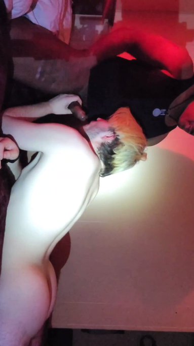 This feels guuud! Cute boy @MasonTheBaddest priming me up for some deep penetration fun later.
#twink