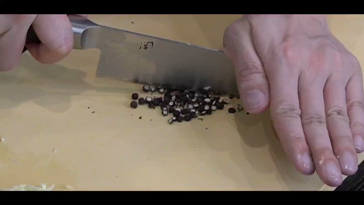 カッチョエペペ作りました🧀
シンプルなニンニクチーズ味に挽きたての香り高いブラックペパーがリッチ感があってウマい……ワンパンお手軽ででこの味は最高す。
最初カッコいいからってだけでペッパーミル買って使ってましたが、挽きたての香りを使い慣れると粉末には戻れないです⚫️
#おうちごはん  