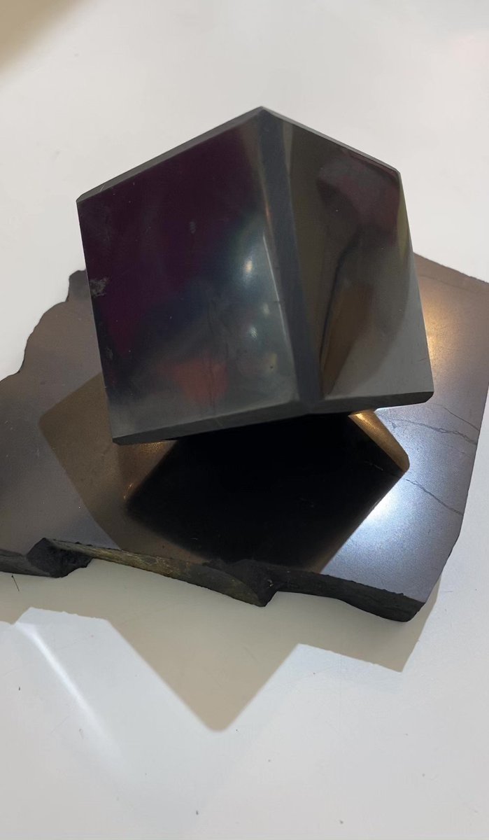 フラーレン構造を持つ、
神秘のパワーストーン
【シュンガイト】 