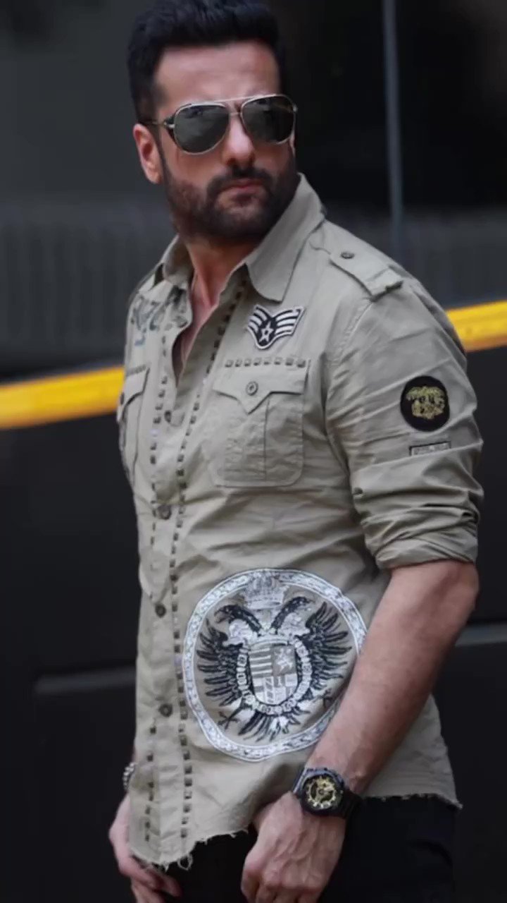 Happy birthday to most stylish and handsome hero fardeen khan your looks are amazing 