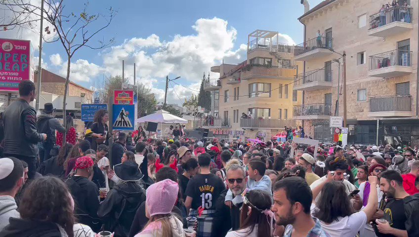 اجواء احتفالية تنكرية في سوق محانيه يهودا في اورشليم بمناسبة عيد المساخر بوريم! ...