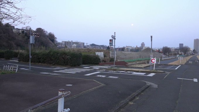 多摩川と大栗川の合流地点にある交通公園。今朝は月がきれいだなとおもっていたら、目の前をタヌキが通る。思わずカメラを向ける