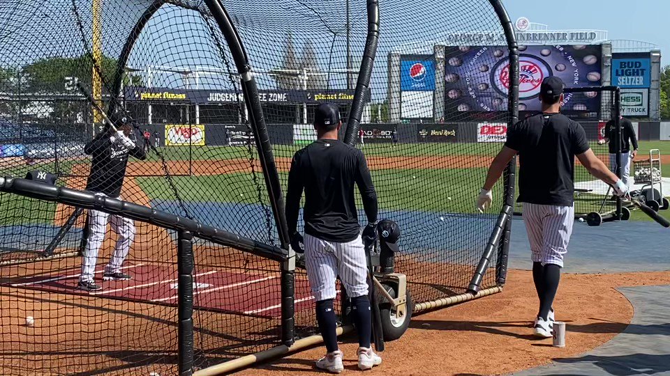 Aaron Boone homers during batting practice . Happy Birthday Booney! 