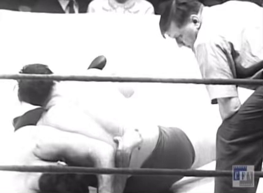 もし全盛期のテーズとグレーシーやヒョードルの対決が実現したらどうなるか、興味深いな。
テーズがグランドの攻防や関節技も得意中の得意だったのは言うまでもないけど、それ以前にリーチが長くてパワーもあったから、懐に入るのが難しそうだったし。 