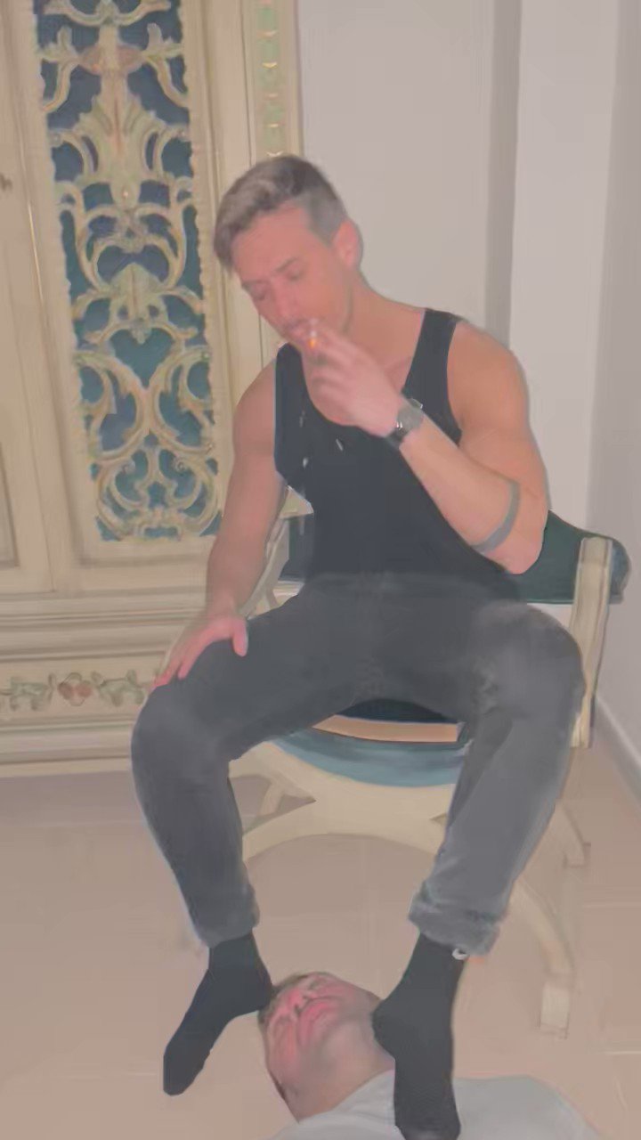 Kayden Godly's powerful feet in repose