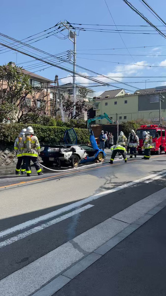 クラシック、オールド、ヴィンテージと言われる車は無知が乗るとこうなるのは明白。乗車前に飛行機整備レベルの確認をして出発しないとね。振動で緩む物いっぱいあるからその確認は大事。この車はいい人に巡り会えなかったのだろう。 