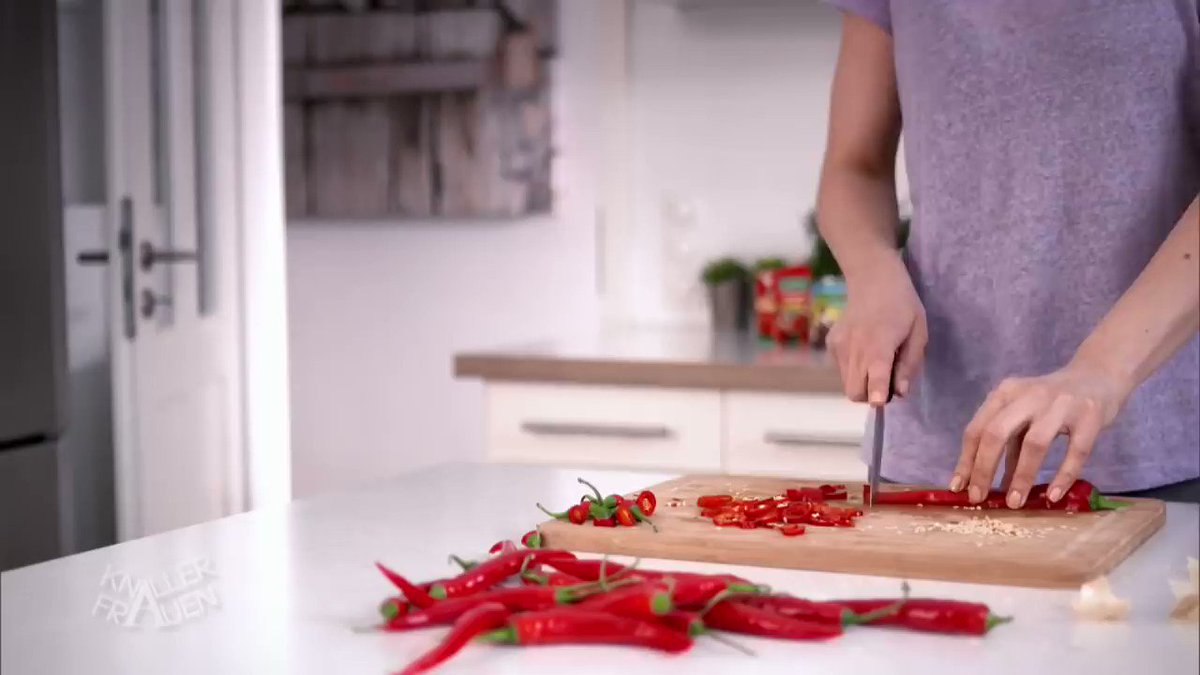 Руки печет после перца. Перчик чили в руках. Перец чили маленький. Руки печет после перца. Перец в руке потенция.