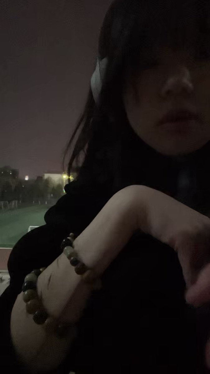 对不起我是怂货哈哈哈哈哈哈,中间都犹豫到画面静止了
(因为已经烫过一支了,能看得出来肉体很恐惧,抖的很厉害23333