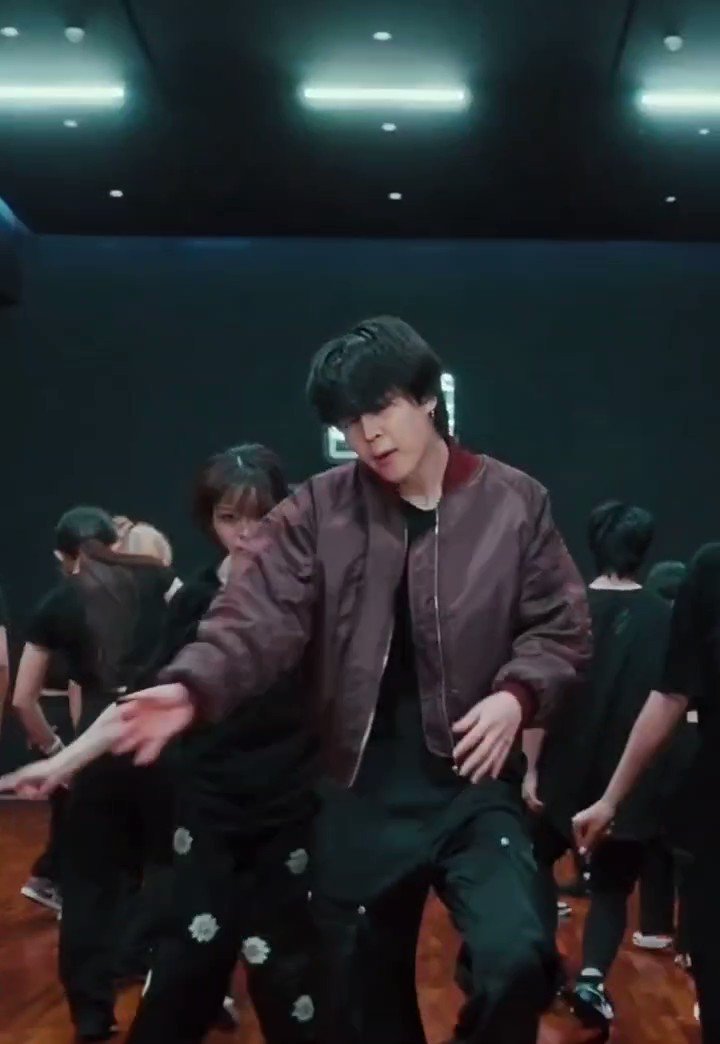 ジミンのしなやかで力強くキレのあるダンス。感情を身体で表現するコンテンポラリーっぽくて、身体の隅々まで隙がなくて完成されていて美しい。早送りじゃないよね。すごい。プラクティスは本番とは違ったトキメキがあるね。これを目の前で見れたら最高だろう♡ 