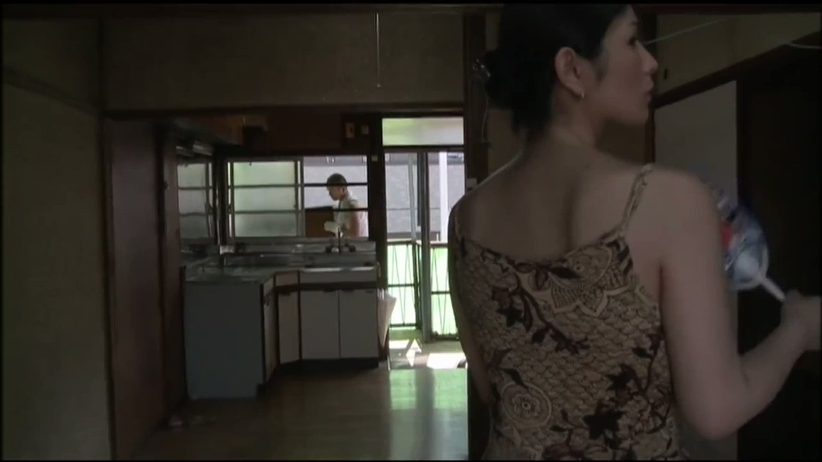 「代金は17,000円になります。」 そう言われ、人妻が財布から取り出したのは現金ではなく、男性用スキン。 状況を察した業者の男。 だが、男は言う。 「いいですけど…コレは無い方がいい。」 「…いいわよ。」 と、発した口元は淫靡な色を放っていた。