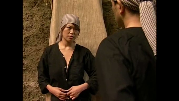 戦場では、男も女も本能に赴くまま求めあう。
明日をも知れぬ身だからか…。

女は乳房をされ気だし、穴倉を男に向ける。
膨らんだ下着から弾けるように現れた肉棒…男はそれを女の穴倉へ突き立てる。

ゲリラ部隊のキャンプに快楽に酔いしれる喘ぎ声がこだまする。 https://t.co/hx23xN3Qhe