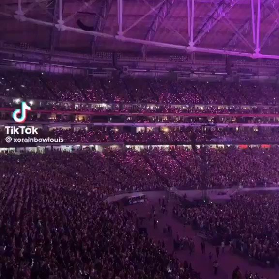 The Swift Society On Twitter 🎥 The Audiences Light Up Wristbands Create Hearts During 