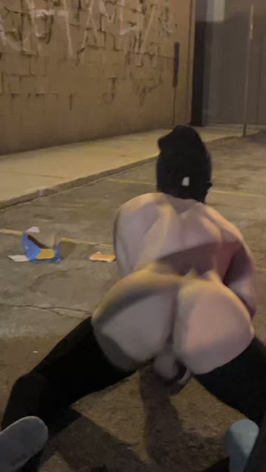 please form a single file line to cum inside me in the public alley 

#teamexhib #publicslut https://t