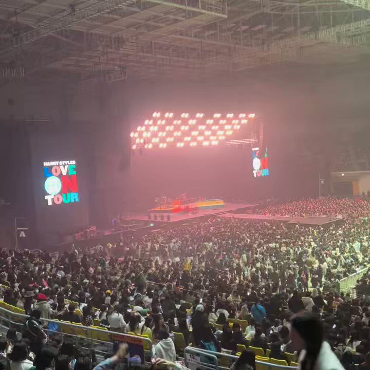 RT @SumSumSeVeN: Dynamite at Harry Styles concert in Seoul. THE QUEEN DYNAMITE.
https://t.co/KvoF642knJ