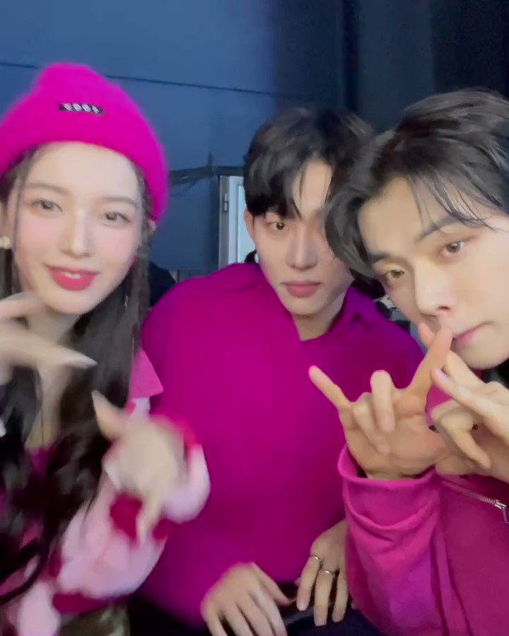 on Twitter "did he wipe his finger on her sweater after sticking it in