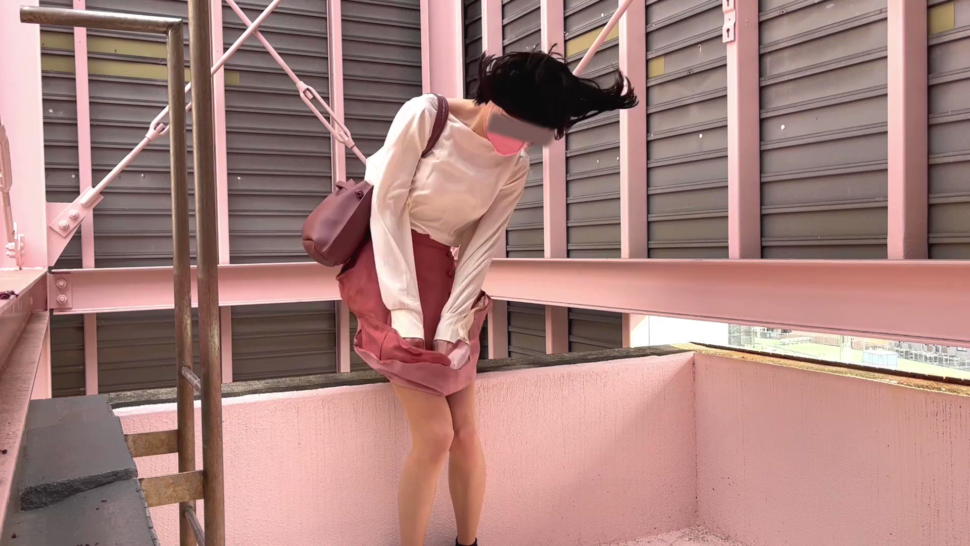 強風　スカート　めくれ  / X