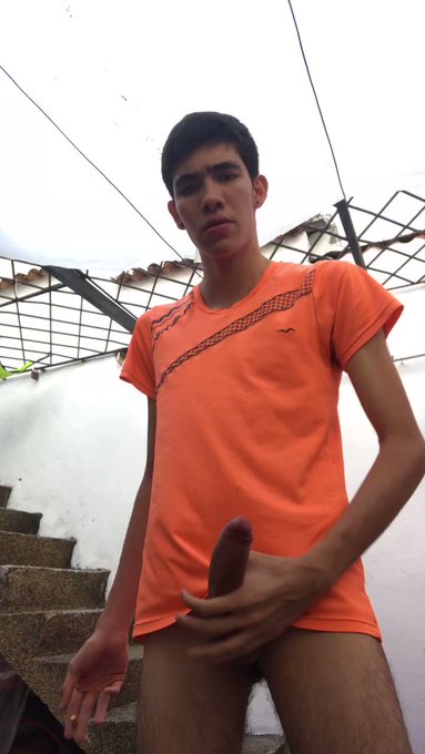 Que rico es masturbarme en el patio de mi casa ??? https://t.co/1aUZLZWKfC