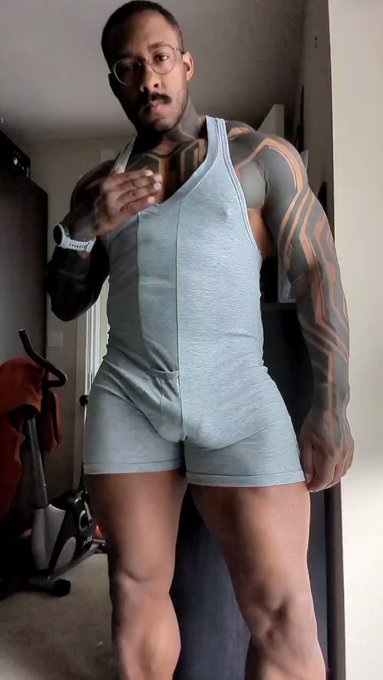 This singlet is super soft, I  don't want to cum ? in it ??? https://t.co/DVJqs6J8x4