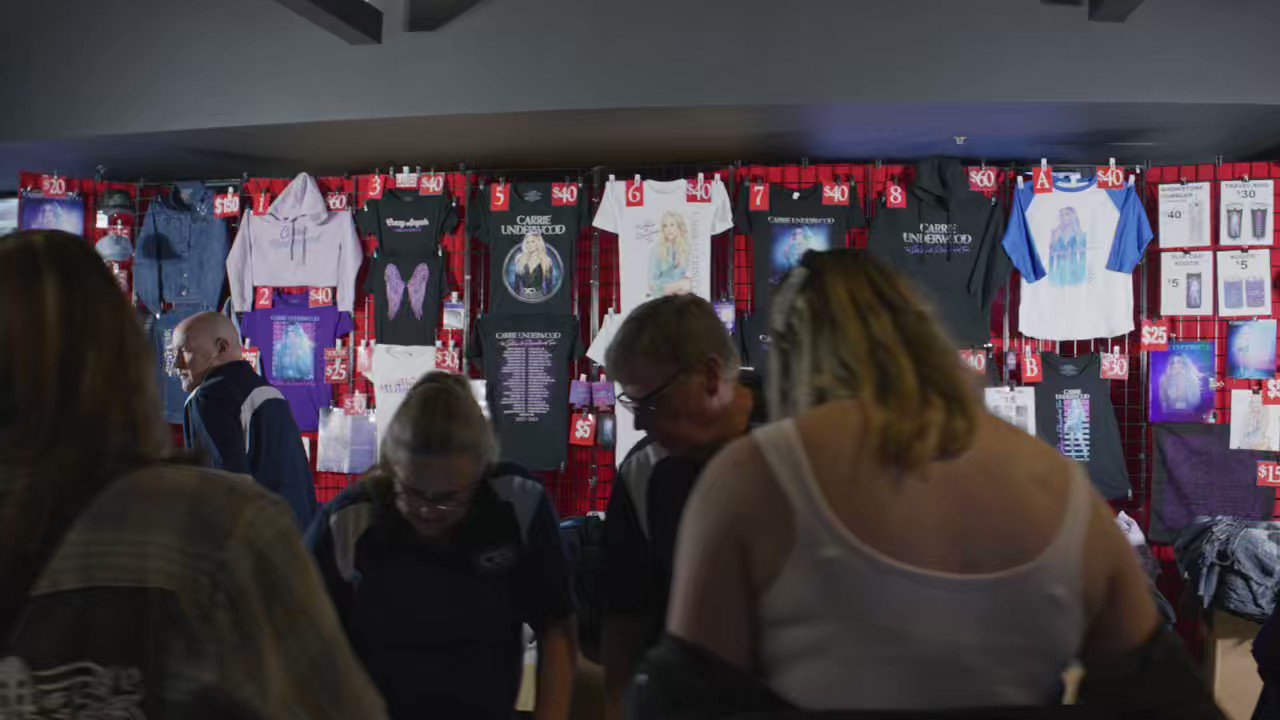 Carrie Underwood on Twitter: &ldquo;Didn’t get a chance to stop by the merch