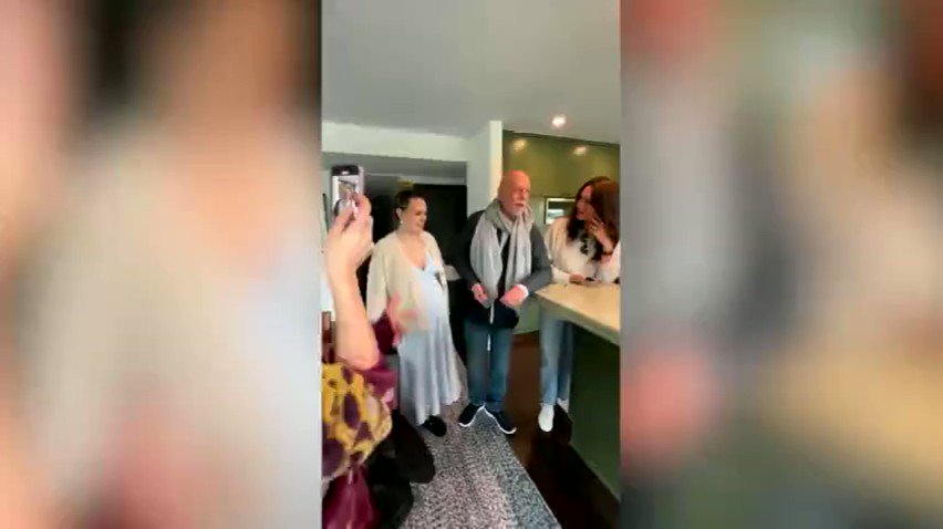 #joker_japan_music
https://t.co/kc30tpfp06　←本編　3:43
🍎『アンダー・ザ・ボードウォーク』1987 
＃ブルース・ウィルス＆＃テンプテーションズ🍎
(ボードウォーク＝海岸に作る木製の幅の広い遊歩道)
🎵Oh, when the sun beats down
And burns the tar up on the roof
And your shoes get so hot  