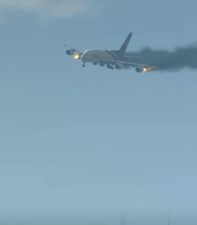 Airplane #Boeing on fire, landing https://t.co/7sfSKAcvYh