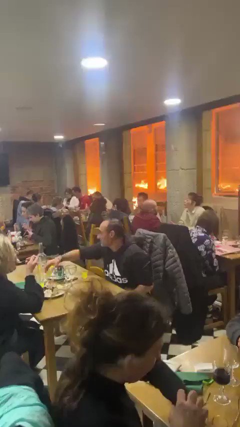 「フランスはミームになりました これは大丈夫です」：今週、サンテティエンヌでのデモの最中に炎に囲まれたレストランに静かに座っている顧客のビデオは、世界中で口コミで広まっています.
