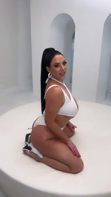 Feeling myself for @Brazzers ?⛅️ https://t.co/0oPd1o1Yh4