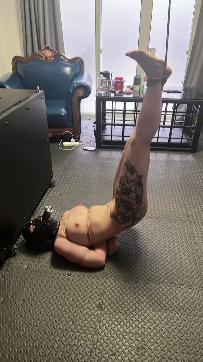 被堵嘴束缚鞭挞对话后
急切的表达渴望
却表达不清晰
浑身的肌肉都颤抖的母狗
总是特别迷人
(支持下有礼貌的小朋友)
