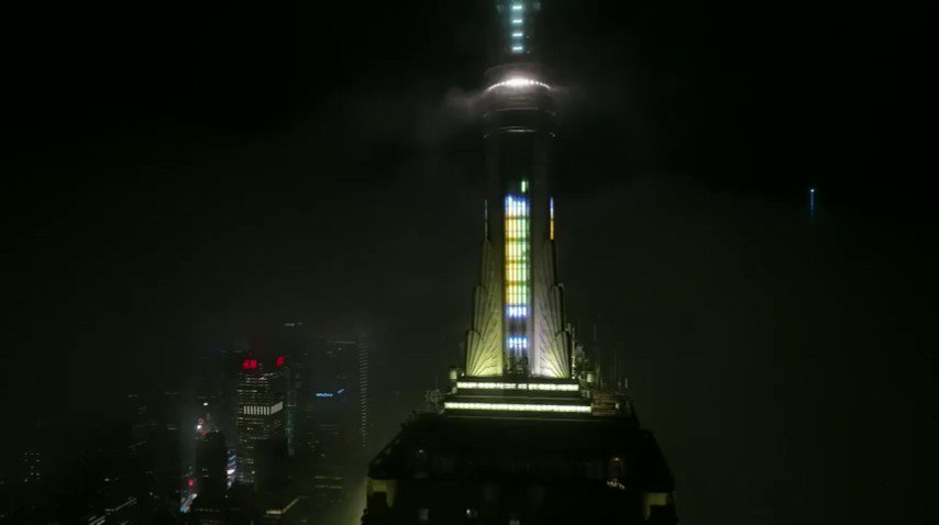 #ピンク・フロイド『狂気』50周年記念盤が遂に全世界同時リリース！

このアニバーサリーの記念イベントとして、NYエンパイア・ステート・ビルがライトアップされ、アルバムのマイルストーンを記念する50周年記念ロゴが映し出されました🌈
#PinkFloyd #TDSOTM50 