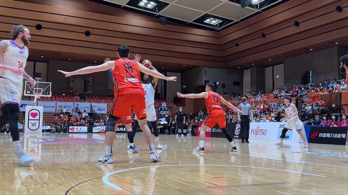 #熊本ヴォルターズ
最後まで集中力で5連勝、PO進出に乾杯ー🍻
#もとむー スチール&amp;ファストブレイク🥰
#磯野寛晃 選手らしいプレーで🤩
#ソウシェリフ ジャンパー積み重ね16点🤣
#武者返しローソン 300ダンクおめでとうございます🎉😉❤️

波乱万丈だったばってん、PO進出。
ばんざーい👊😆🎵 