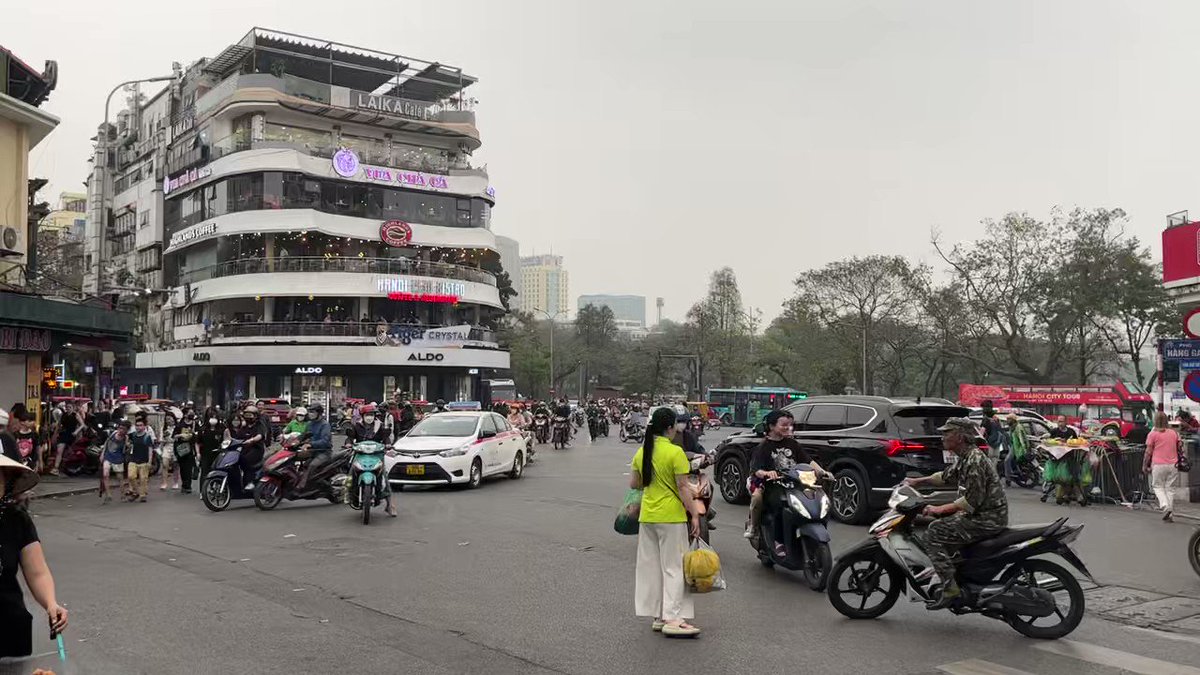 ベトナム🇻🇳ハノイ 初めて行く日本人だったら 渡るのに苦労するやつ😅