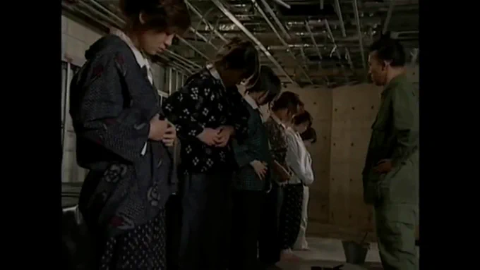 捕虜収容所での驚愕な出来事。 捕らえられた女達は、横一列に並び衣服を脱ぐよう命令され一糸纏わぬ姿に。 バケツが一人ずづに用意され、穴倉を洗い始める。 終わると、その場に横になる女達。目隠しの板が顔と体を遮る。板の向こうに感じる人の気配。 …只ならぬ雰囲気に包まれてる。