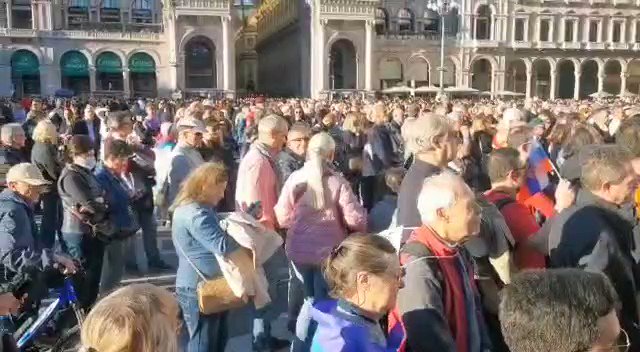 「イタリアは目覚めた
ミラノのドゥオーモ広場は、たくさんのロシアの旗を振って、No Nato と No War を叫びました。」 