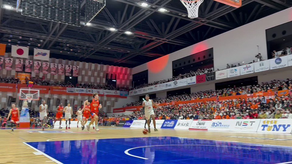 出した答えは、
”外で勝負すれば良い！”だった。
ムーン欠場の緊急事態。
前半はリバウンドで圧倒されながらも
逆に1in4outや5outで広がった広大なスペースを使って試合を通して富樫くんやローが更に輝いたね！
パスを繋ぐファストブレイクも美しかった✨
本当にお疲れ様✨
まずはゆっくり休んで！😂 