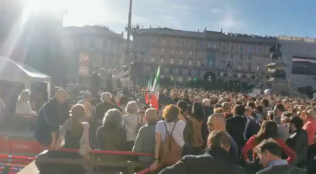 🇮🇹昨日、ミラノのドゥオーモ広場で、ウクライナへの武器の送付とイタリア政府の戦争挑発者に反対する何千人もの抗議者が集まりました!!👏👏 